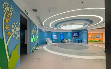 某市检察院青少年法治教育基地现已全面推进设备进场安装、广告装饰细化完善及展陈系统布设工作。
